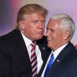 Trump embrasse Mike Pence, son coéquipier (Photo AFP)